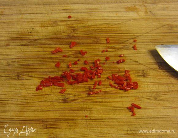 Из чили удалите семена с перегородками. Мелко порубите перец.