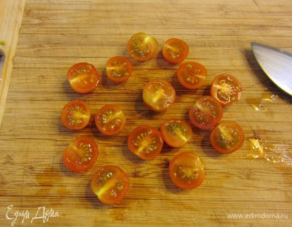 Разрежьте помидоры черри пополам.