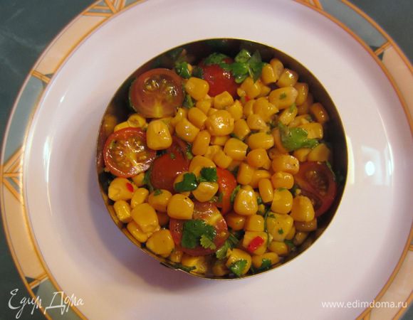В отдельную посуду сложите кукурузу, перец чили, помидоры, кинзу. Слегка подавите помидоры, чтобы они дали сок. Приготовьте соус Винегрет. Для этого чайную ложку лимонного сока или уксуса (а можно смесь) смешайте со столовой ложкой оливкового масла, посолите, поперчите и хорошо взболтайте до образования эмульсии. Полейте соусом гарнир. Положите презентационное кольцо на тарелку и выложите половину гарнира в кольцо. Слегка примните гарнир, чтобы он не развалился.