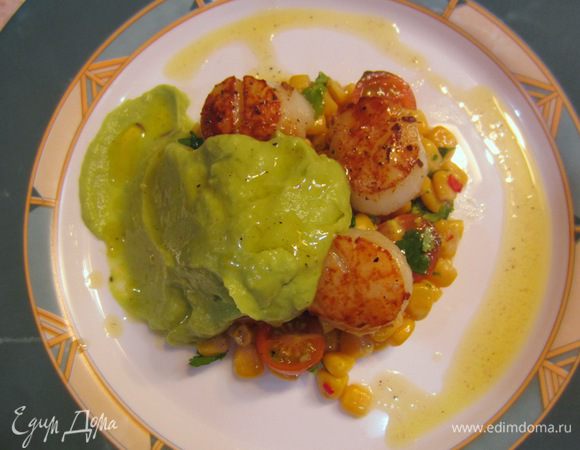 Выложите сверху 4 гребешка и положите слегка в стороне Гуакамоле. Лучше всего сверху слегка еще полить каплями оливкового масла.