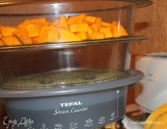 Тыкву помыть, почистить, нарезать на кубики. Приготовить тыкву в пароварке (15–20 минут). Сделать из тыквы пюре.