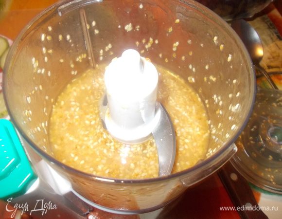 Огурцы нарезать на тонкие кружки.капусту тонко нашинковать.морковь натереть на крупной терке.Готовим заправку.В чашу блендера кладем кунжут и сахар,наливаем уксус,растительное и кунжутное масло и соевый соус.Перемалываем до однородного состояния.