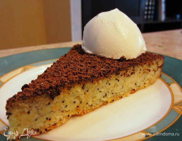 Разборную форму диаметром 28 сантиметров подготовьте заранее. Выстелите дно формы пергаментной бумагой и смажьте форму маслом. Поставьте форму в холодильник, чтобы масло замерзло.