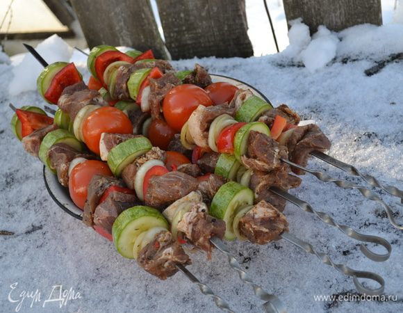 Нарезаем кабачок,перец,на шампура надеваем поочерёдно...