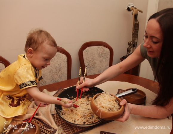 Дело было вот так вот:
Взяли мы любимый вок,
На плиту поставили,
Нам помогать заставили.
Оливковое масло – это так прекрасно!
Две ложки в вок вливаем,
Шитаки добавляем
(Коль для шитаки не сезон,
Подойдет и шампиньон!).
Шинкуем мелко перчик,
Чтоб тушился легче,
Добавляем перец, соль
И зеленую фасоль.
Измельчаем чесночок
И кидаем прямо в вок,
А вслед за ним – креветки.
Хозяйке на заметку:
Чтобы было веселей,
Можно взять морской коктейль.
Терпеливо тушим-жарим,
Про лапшу не забываем:
Добавляем к массе в воке
И включаем караоке:
От души сейчас споем,
Только ужин дожуем!
Сдобрим все кунжутным маслом,
Получилось блюдо – сказка,
А семена кунжута
Нам украсят блюдо.
