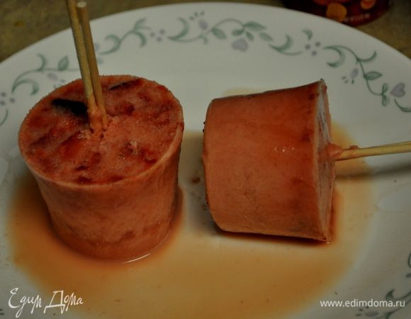 В блендер загружаем все ингредиенты,измельчаем до глад. состояния или слегка так,чтоб чувствовать ягоду.Выливаем в формочки.Ставим в мороз.камеру на 4 часа или на ночь.