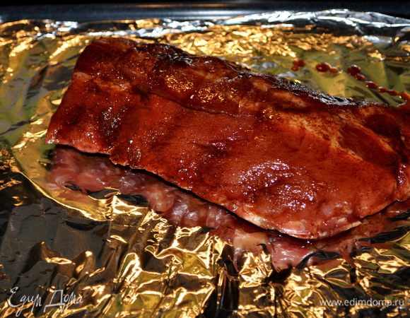 Поставить в духовку на 180гр. примерно на 90мин.Переворачивать в процессе.Готовые ребрышки разрезать порционно и подавать на общем блюде или на порционных тарелках.