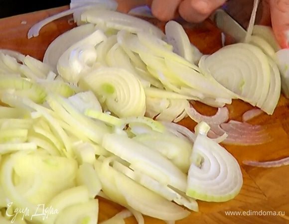 Лук почистить и нарезать тонкими полукольцами.