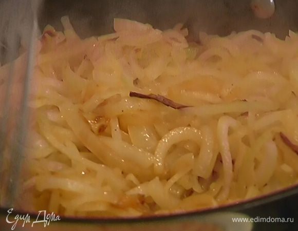 Разогреть в глубокой тяжелой сковороде сливочное масло и обжарить лук до золотистого цвета.