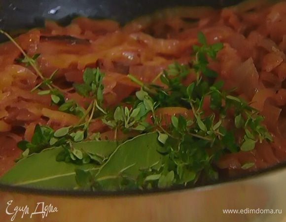 Добавить лавровые листья, листья тимьяна, посолить, поперчить и перемешать.