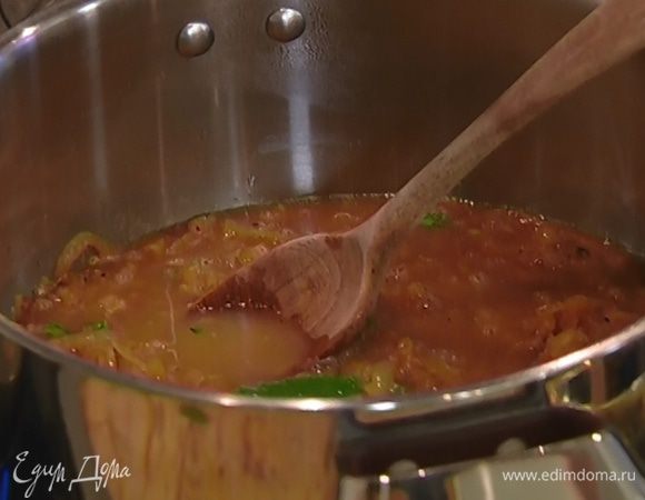 Переложить лук в большую кастрюлю, влить пиво, перемешать, затем добавить горячий бульон. Закрыть кастрюлю крышкой и готовить минут 40–60.