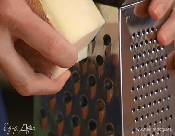 Сыр натереть на крупной терке.