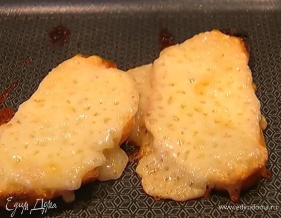 Суп разлить по тарелкам, в каждую тарелку положить сырную гренку.