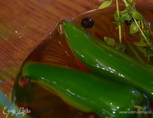 Приготовить пряное масло: оба перца чили надрезать вдоль и залить оливковым маслом, добавить лавровые листья, тимьян и душистый перец. Дать настояться несколько дней.