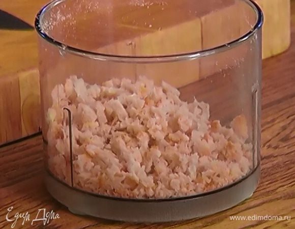 Хлеб измельчить в блендере в крошку размером с кедровый орех.