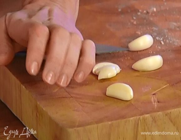 Чеснок почистить, раздавить плоской стороной ножа и мелко нарезать.