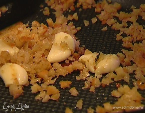 Добавить хлебную крошку и довести до золотистого цвета.