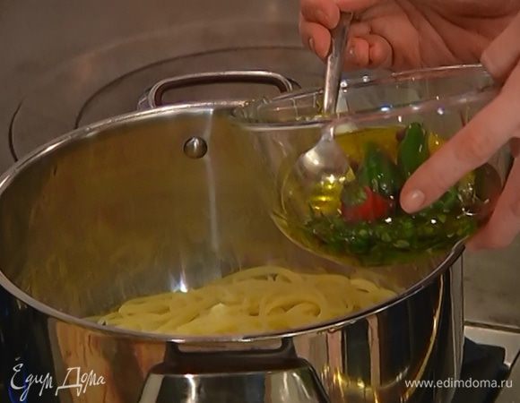 В готовые макароны влить 4 ст. ложки пряного масла, добавить часть петрушки, влить лимонный сок, 2–3 ст. ложки воды, в которой варились макароны, посолить и перемешать.