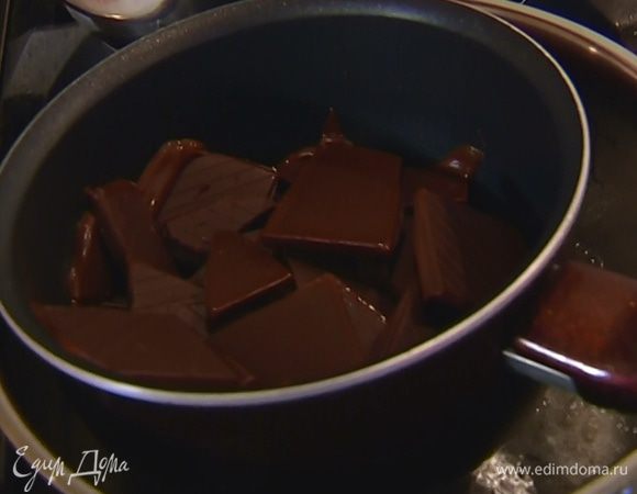 Растопить 100 г шоколада на водяной бане.