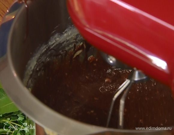Добавить растопленный шоколад и сметану.