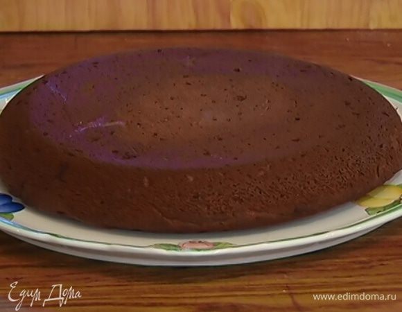 Готовый пирог остудить в форме, затем перевернуть на тарелку.