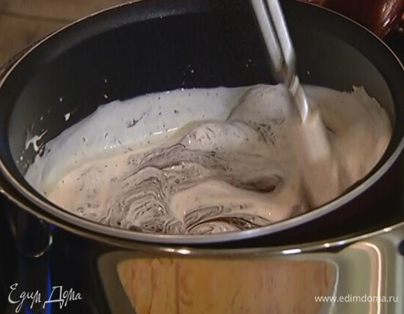 Приготовить глазурь: 250 г шоколада растопить на водяной бане, влить 100 мл сливок и еще немного прогреть. Снять с огня, влить оставшиеся сливки, перемешать.