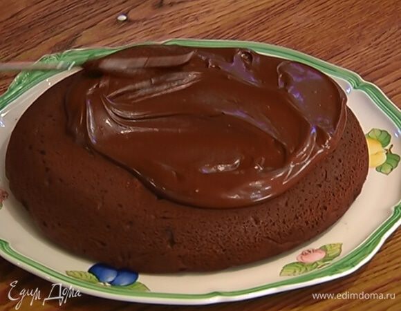 Покрыть пирог шоколадной глазурью.