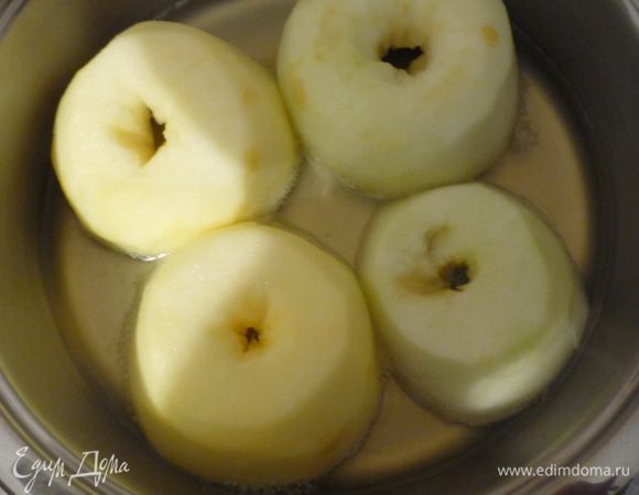 Яблоки очистить, разрезать пополам, вынуть сердцевину. Выжать сок из лимона. Выложить половинки яблок в кастрюлю, залить лимонным соком, добавить вино, сахар, накрыть крышкой и тушить 10 минут (здесь всё зависит от яблок, у меня были жестковатые, я тушила 15 минут.)Остудить яблоки вместе с жидкостью.