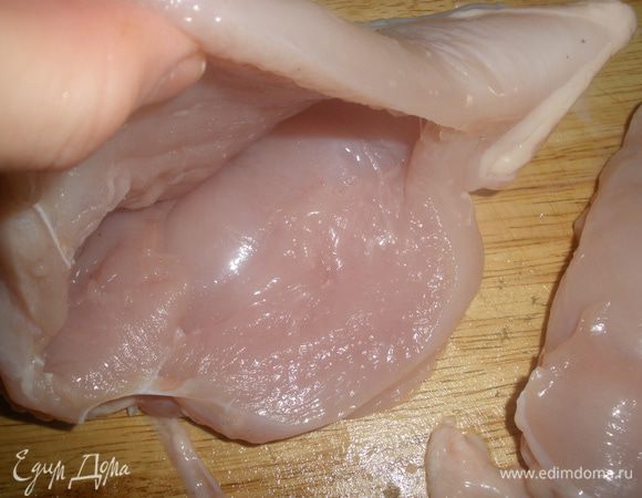 Филе помыть, сделать надрезы чтобы получилисб кармашки для фарширования.