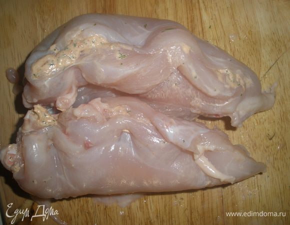 Положить начинку в кармашки, заколоть зубочистками. 