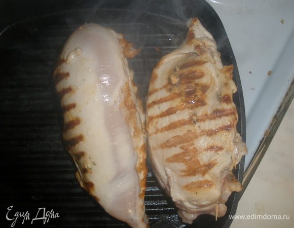 Обжарить на гриле кармашки со всех сторон. Выложить в стеклянную форму. Смазать немного оливковым маслом - иаче будет суховато. Поставить в духовку и выпекать около 25 минут!