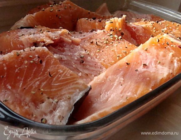 Семгу почистить от чешуи. Промыть. Обсушить бумажным полотенцем.
Разделить каждый стейк на 2 части вдоль хребтовой кости и удалить эти кости.
Уложить куски семги плотно прилегая друг к другу в посуду для маринования (предпочтительнее стеклянная посуда). Посолить крупной морской солью и перетертым в ступе перцем (смесью 4-х перцев).
