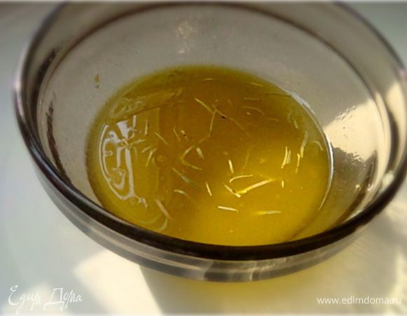 Приготовить заправку для маринования семги: сок половины лимона выавить в небольшую глубокую пиалу, туда же натереть цедру от этоуй половинки, добавить розмарин,немного соли и оливковое масло. Перемешать-у нас получится эмульсия. Обмазать хорошенько этой заправкой куски семги. Закрыть пищевой пленкой и убрать в холод на 30 минут.
