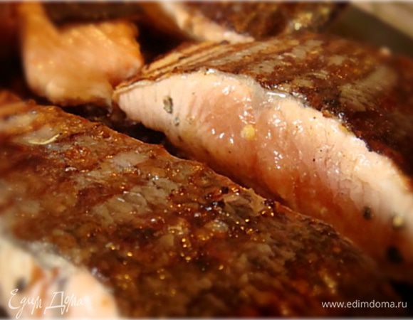 Далее: достаем семгу- разогреваем сковороду гриль и обжариваем с каждой стороны по 3-4 минутки (мясо внутри должно стать белесым). Снимаем с огня и даем чуток полежать для распределения соков внутри