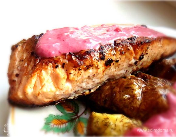 Теперь приготовим брусничный соус- ягоды сбить в блендере ( до того состояния и мелкости, которые вам нравятся). Высыпать в сотейник, добавить молоко (можете смло брвть сливки)- перемешать и поставить на огонь- постоянно помешивая добавить соль,сахар, и порезанный перец чили. Прогреть до кипения. 
Добавить муку и масло (оно придаст глянцевый бархатистый цвет соусу)- постоянно помешивать до загустения соуса. Снять с огня (если желаете-то можно протереть через сито, но я так не делаю-предпочитаю текстуру и ягодки) и тут же полить этим соусом семгу.


Угощайтесь, невероятно вкусно!
