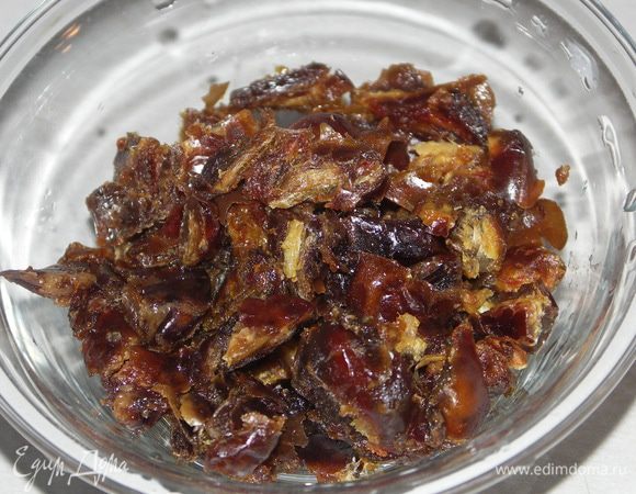 Ягоды для соуса вытащить из морозилки(у меня малина и немного вишни).Финики тщательно помыть,высушить и порезать.