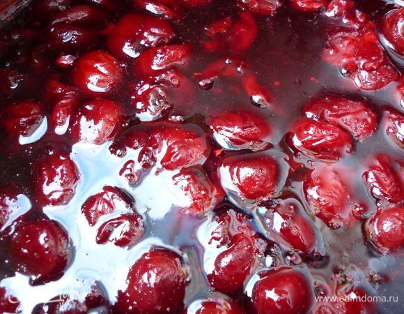 Желе:Возьмём заранее размороженную вишню и сольём весь сок в маленькую кастрюльку.Добавим в сок сахар и поставим на огонь.Крахмал растворить в небольшом количестве холодной воды.Когда сок закипел вливаем крахмал и помешиваем до загустения.Затем снимаем с огня и добавляем вишню.И ставим в прохладное место для охлаждения. 