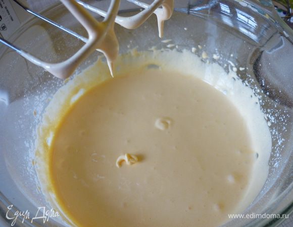 Отделить белки от желтков.Желтки взбить с сахарной пудрой так, чтобы они увеличились в объеме. 