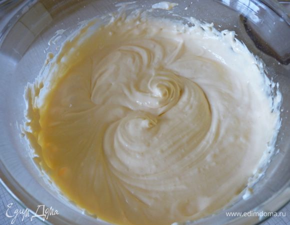 Добавить к желткам сыр маскарпоне и перемешать.