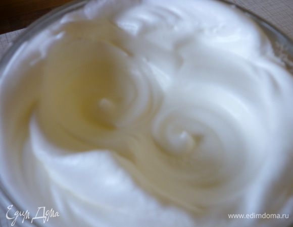 Белки взбить в крепкую пену.