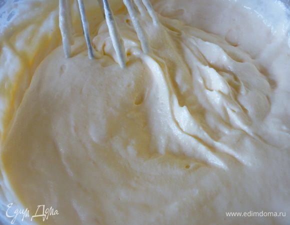 Добавить белки в сырную смесь и аккуратно перемешать. 