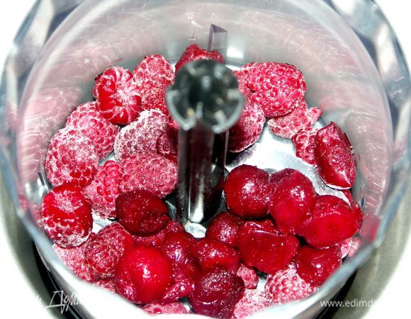 Пока выпекаются запеканки приготовим соус.В блендере измельчить ягоды..