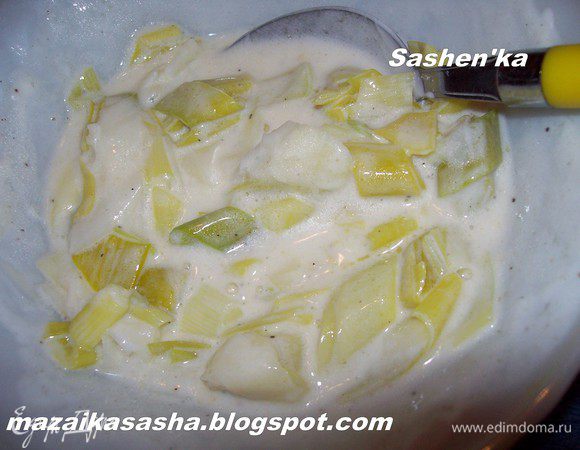 Сливаем молоко. Дабавляем сметану, и сливочное масло Если надо добавляем еще соль и перец.