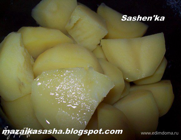 Картофель почистить, сварить до готовности и размять в пюре. 