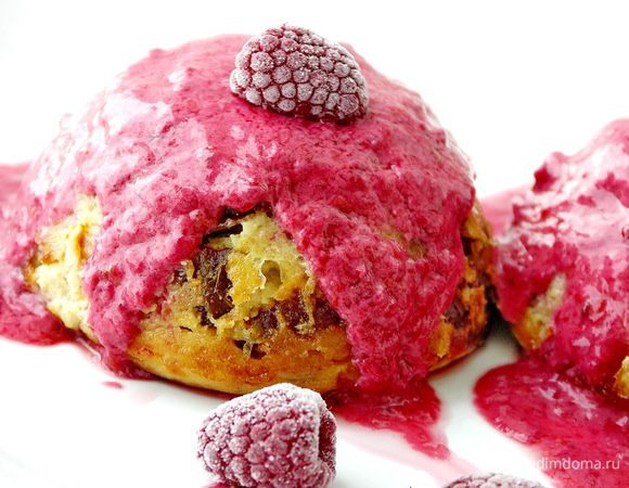 А теперь поливаем нашу тёплую сладкую запеканку холодным кисло-сладким соусом и с аппетитом завтракаем:))