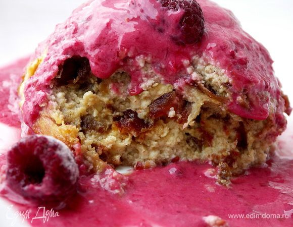 Если Вам и Вашим деткам нравится сладкая запеканка,готовьте её с финиками или изюмом.Если же вы отдаёте предпочтение менее сладким блюдам,то подойдёт курага,инжир или чернослив.Я готовила запеканку даже без сухофруктов.Вместо них было тёртое яблоко(на крупной тёрке) или морковка(на мелкой тёрке)В этом варианте ягодный соус заменяла ложка жидкого мёда и ложка сметаны. Соус тоже можно регулировать по сладости.Клубника,малина,вишня дадут более сладкий вкус.Клюква,брусника,смородина будут более кислыми.Их нужно сочетать c более сладкой запеканкой или же добавить немного мёда,коричневого сахара или же столовую ложку любимого варенья.В общем фантазировать можно до бесконечности:))Самое главное сохраняйте пропорции запеканки 200г творога(не сухого и не жидкого)+1яйцо(категории 0)+50г измельчённых сухофруктов.Здоровья Вам,друзья,и хорошего настроения!:))