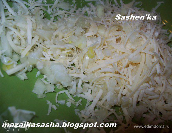 Лук мелко нарезать. Сыр тоже мелко нарезать, но мне было лень и я натерла его на терке.)