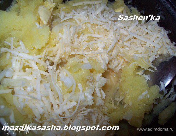 Добавляем в пюре, лук, сыр, яйца и половину сливочного масла. Все перемешиваем.