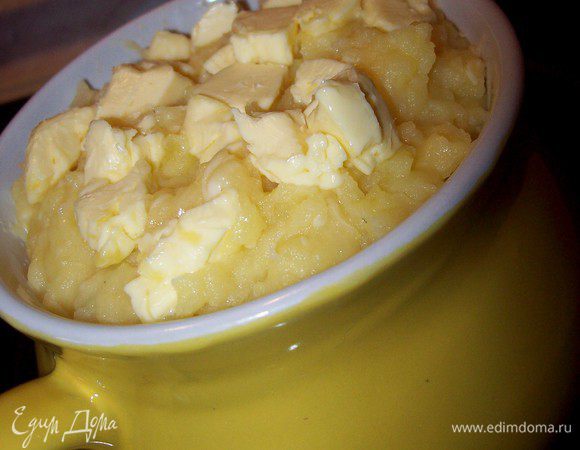 Раскладываем картофель по гаршочкам. сверху выкладываем кубики сливочного масла и отправляем в духовку, разогретую до 180 гр., до образования румяной корочки.