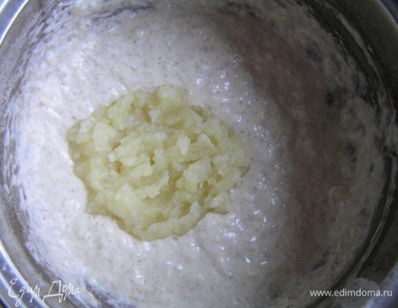 Вернемся к тесту. После 10 шага из рецепта http://www.edimdoma.ru/recipes/33095 к опаре добавить соль, растительное масло, оставшуюся муку, перемешать и добавить 200 г картофельного пюре, 